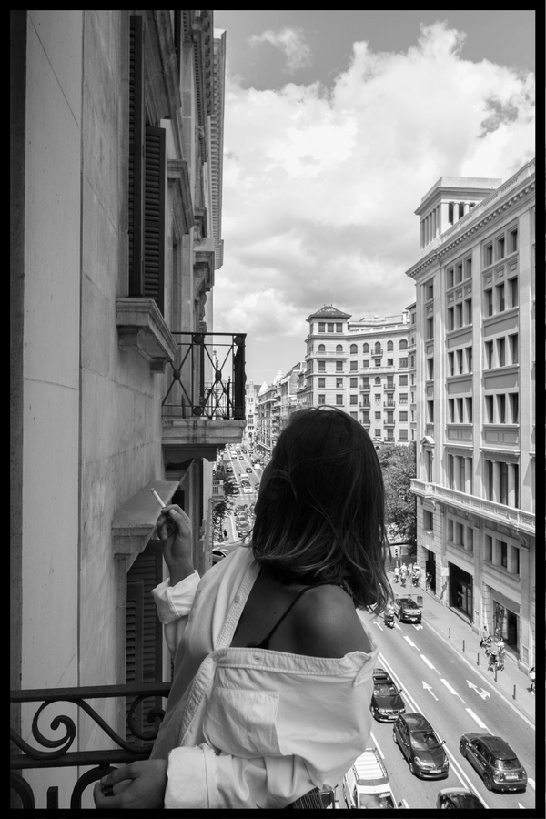 Ung kvinna på balkongen poster